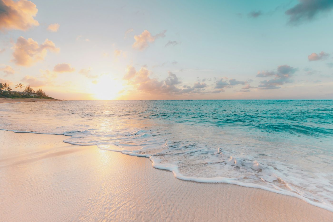 Amanecer sobre una playa del Caribe, con el mar en calma
