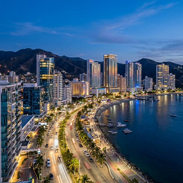 La bahía de Santa Marta iluminada al anochecer, vista desde el aire